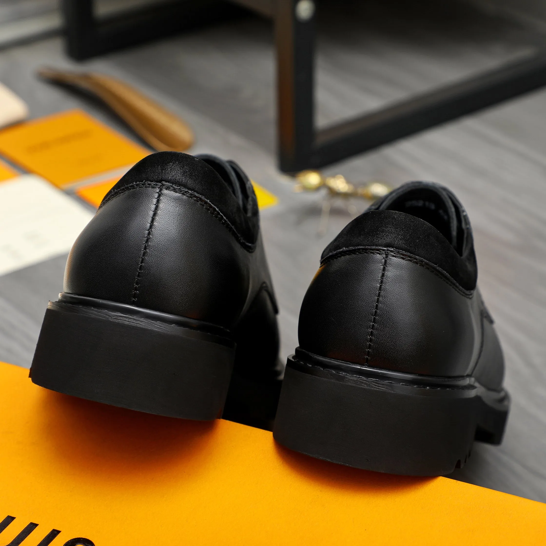 Men's shoes 💰p480 Product trademark: LV (Louis Vuitton) business lace-up leather shoes Regular size: 38-45 (45 is custom-made and non-returnable) Product materials: Selected high-quality cowhide upper, cowhide lining, original rubber outsole